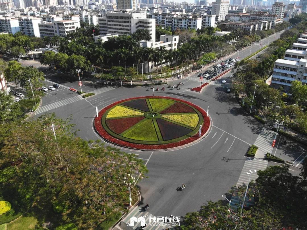 67茂名十字路口的大转盘和红绿灯哪个通行的效率更高
