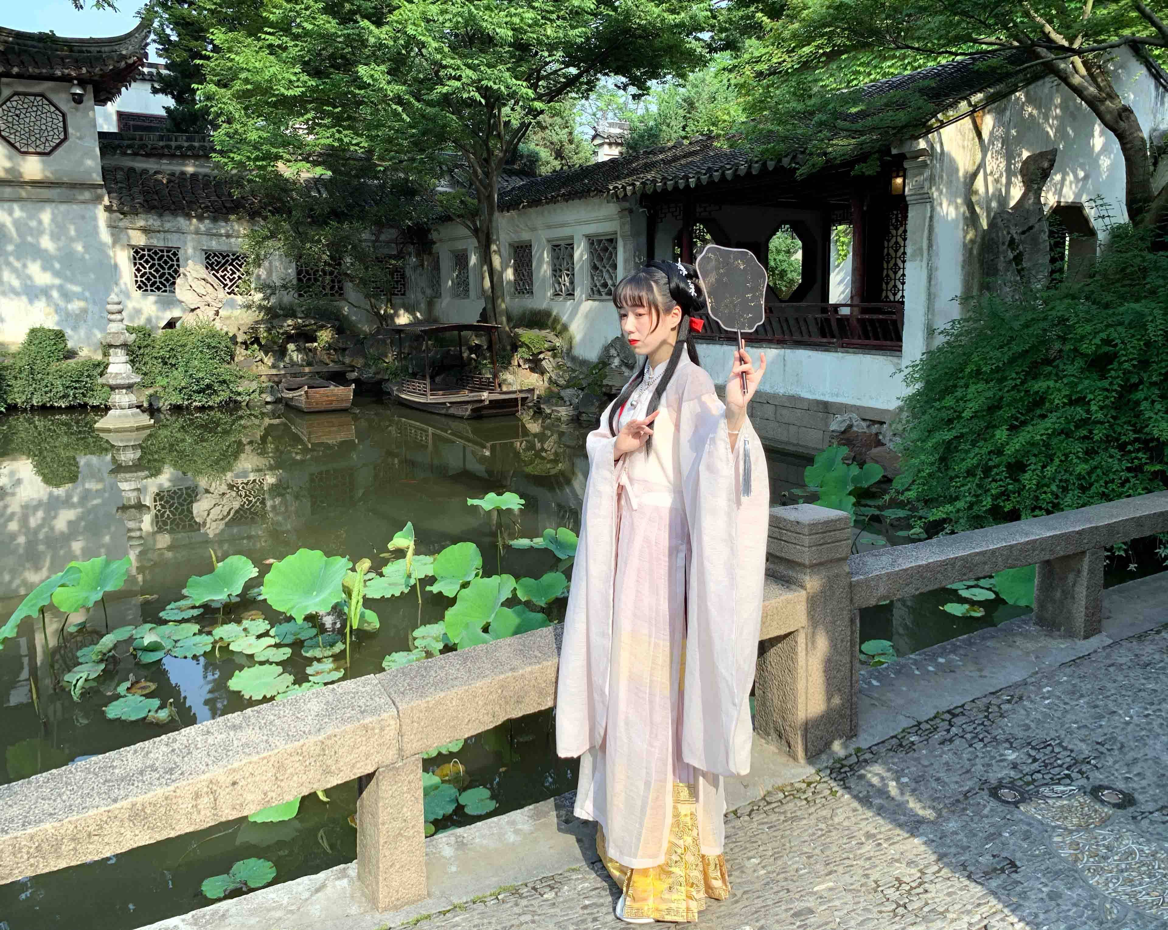 江苏苏州:大学生古典园林留园"秀"汉服