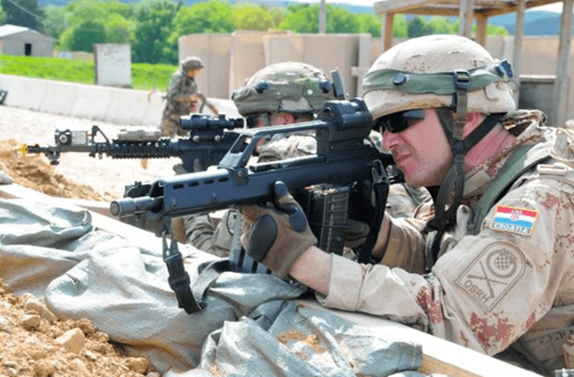 g36突击步枪:德国hk公司在上个世纪90年代末打造出来的武器,结构紧凑