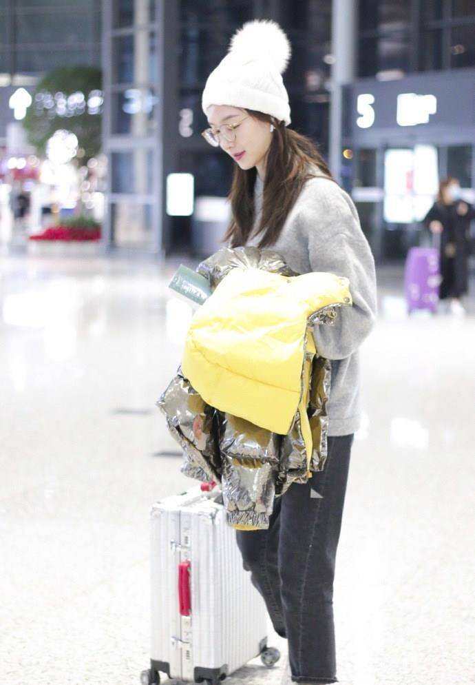 江疏影深夜出行不怕冷2万羽绒服不穿手提身材五五分反倒好看