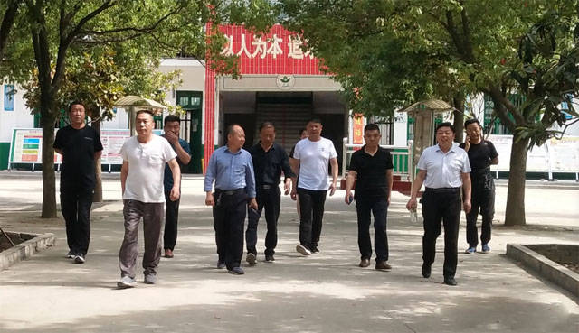 夏日炎热如火 关怀凉爽如秋——邓州市陶营镇中心校领导慰问六年级