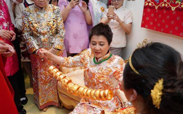 有种壕叫赌王四太嫁女儿穿金丝绣衣戴帝王级翡翠风头盖过女儿