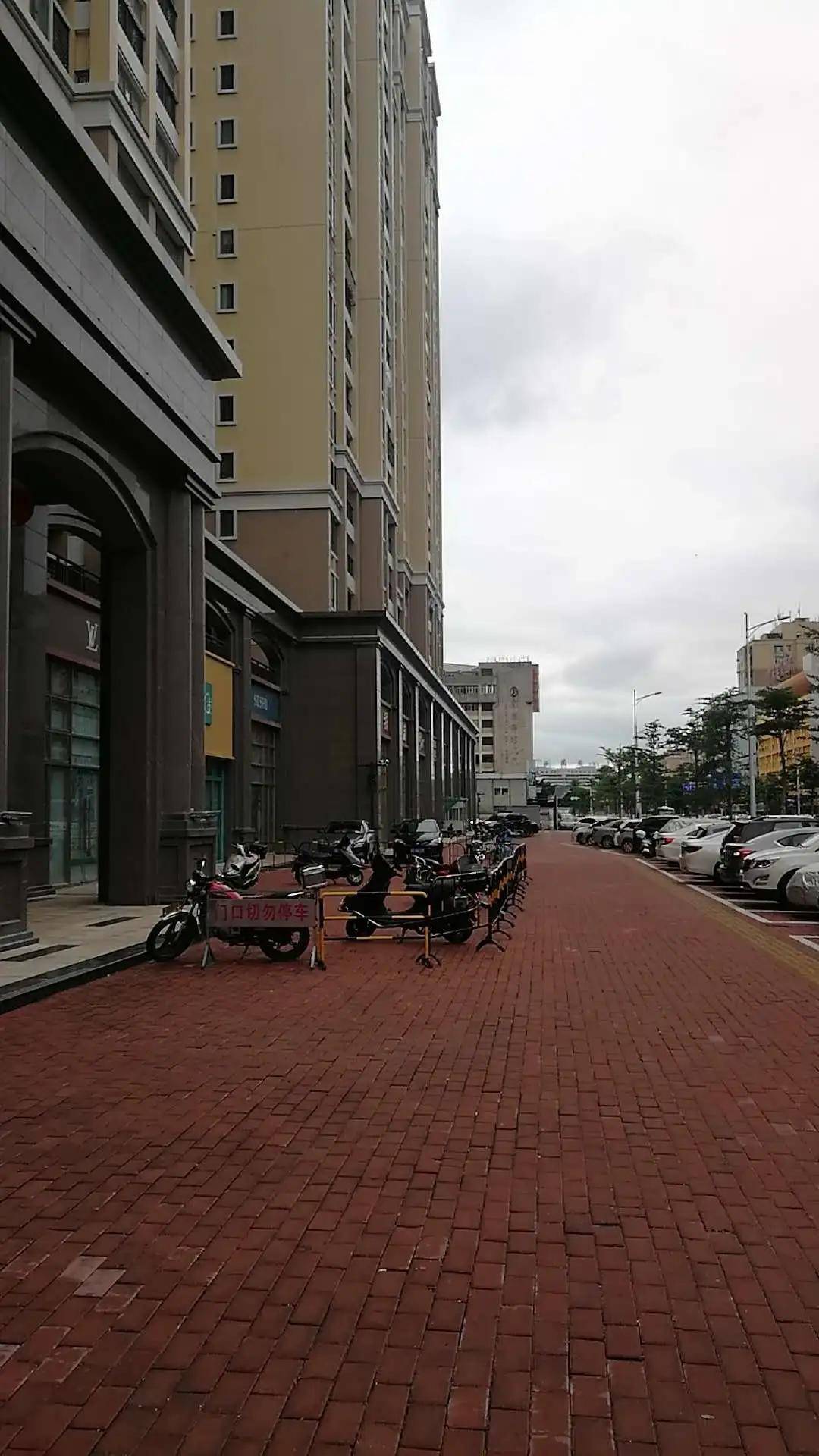 【本周爆料】汕头"熊孩子"共乘一电单车;清华熙园门口步道被圈占起来