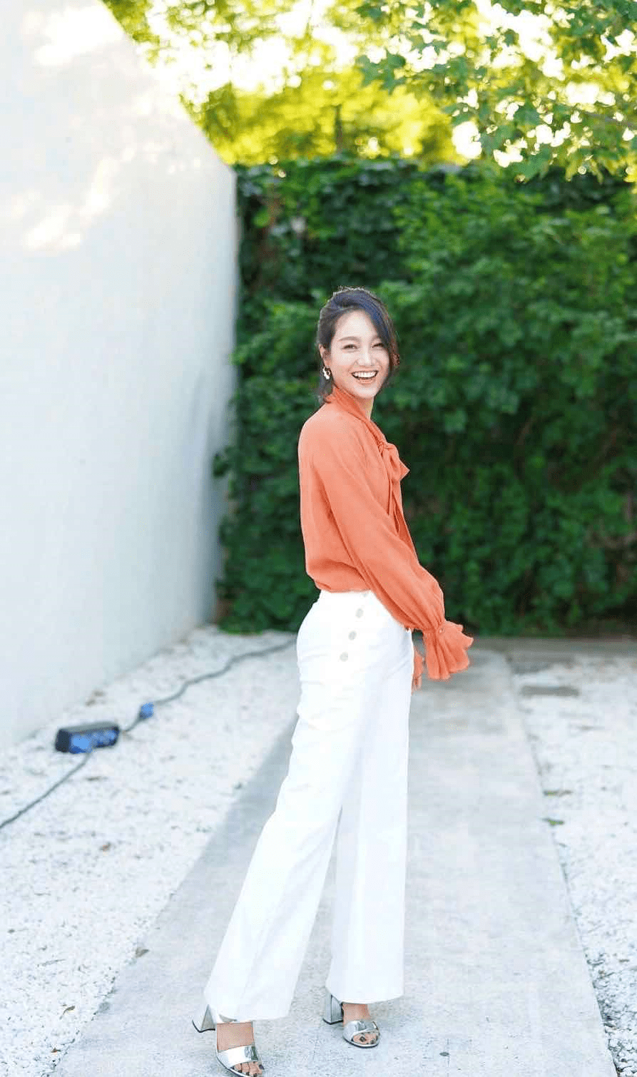 著名主持人朱丹真会穿,一件西服搭配阔腿裤气质全开,高级又时髦