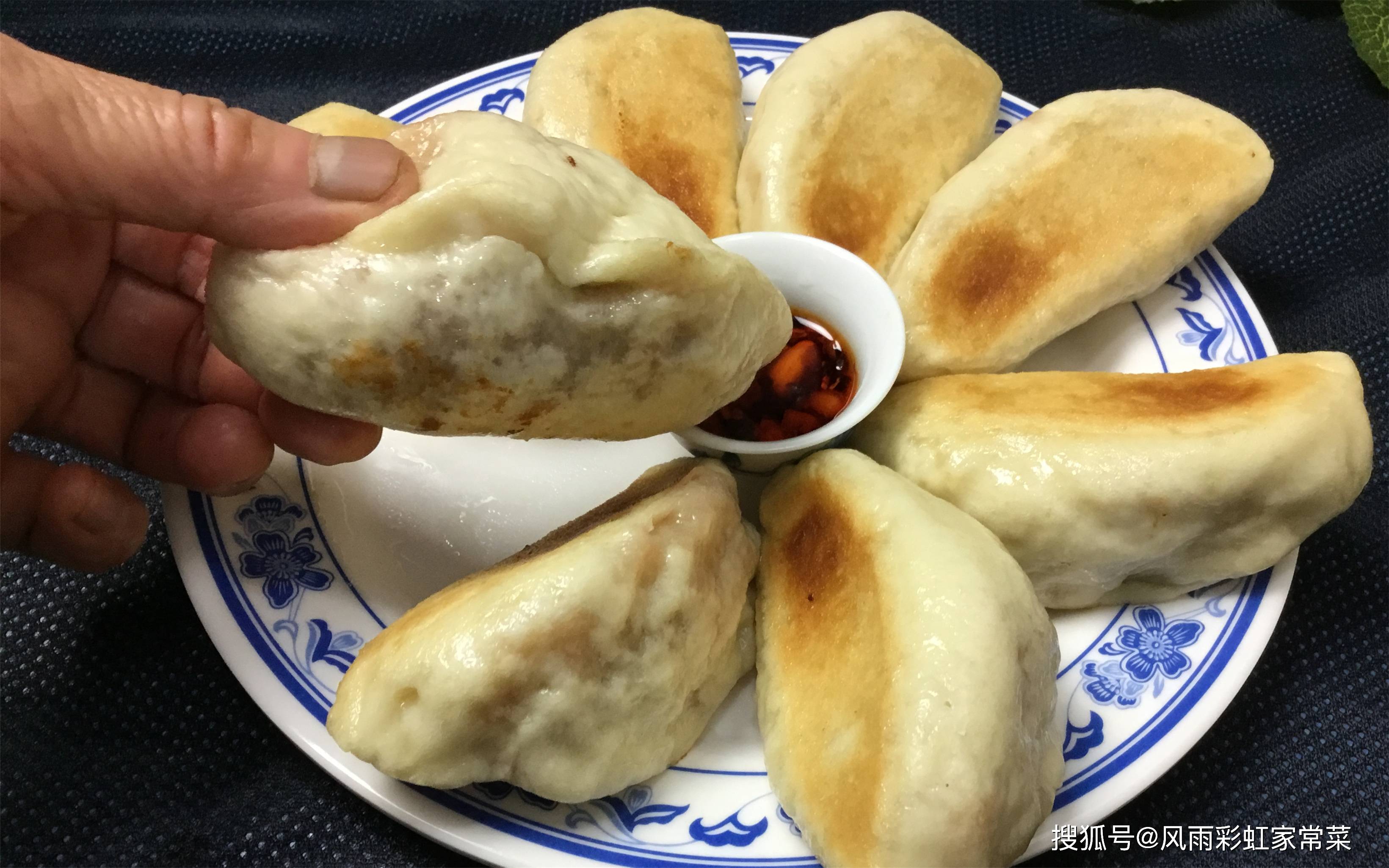 萝卜牛肉大饺子别再蒸着吃了,来个生煎的,真是又香又软_手机搜狐网