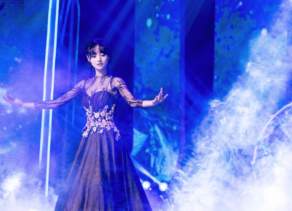 郑爽穿黑纱礼裙跳舞惊艳众人,身材颜值重回巅峰