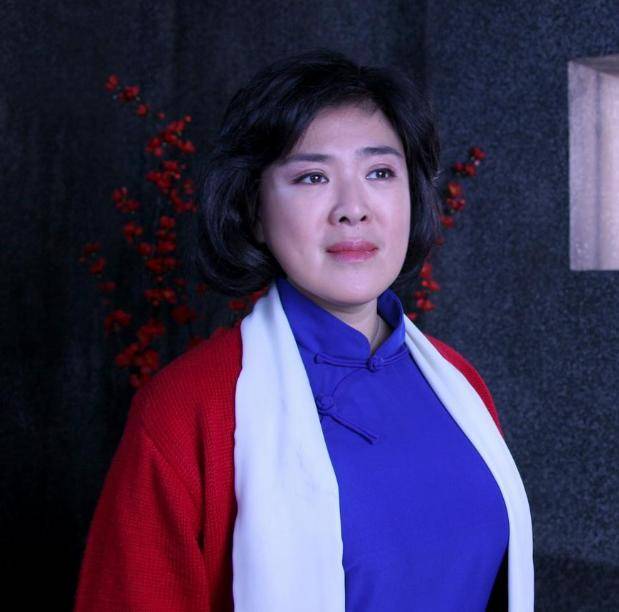 "执拗"的万山红:曾因长相差点被拒收,终成双料歌后,今家庭幸福