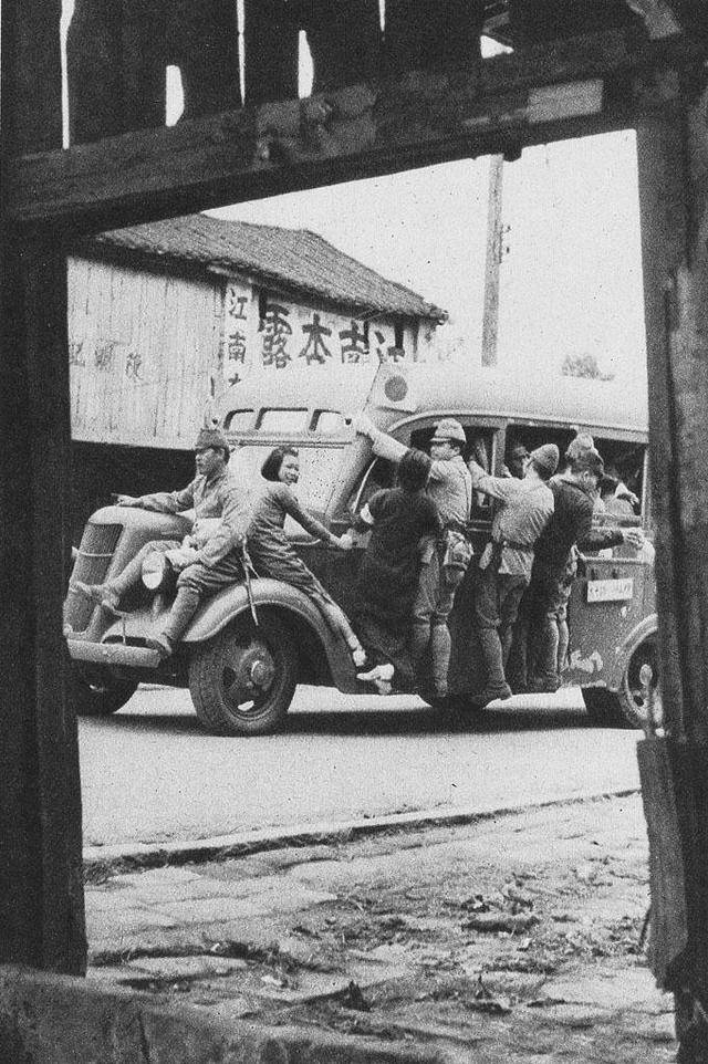 让人心痛的老照片:1939年和日寇一起乘坐汽车的广州姑娘