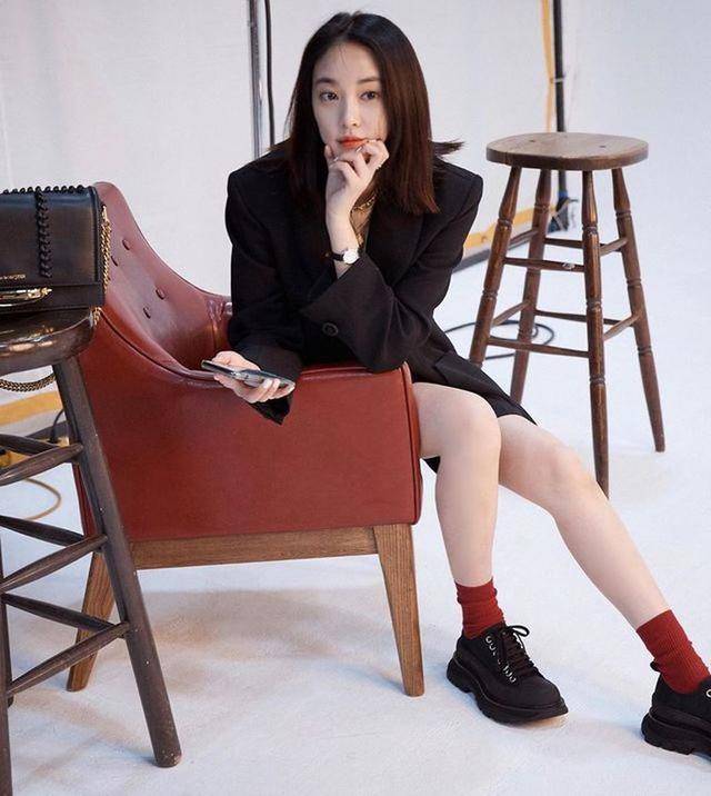 古力娜扎穿着霸气西装也是搭配帆布鞋.