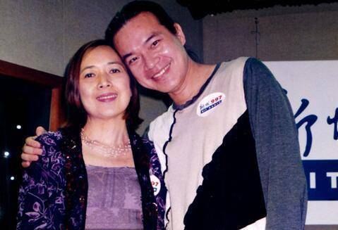 原配唏嘘离场,刘銮雄原配两场疾病三度被弃,堪称豪门最惨_庄月明