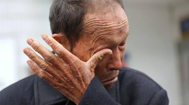 70岁老人自述在孩子中要一碗水端平偏心自私结果就跟我一样67