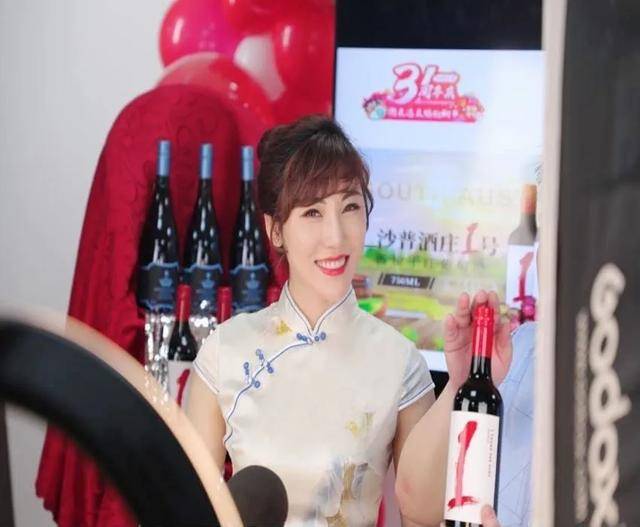 商品部总监马芙丽酒直达电商部总监宋建新,抖音网红达人海豚小秀秀