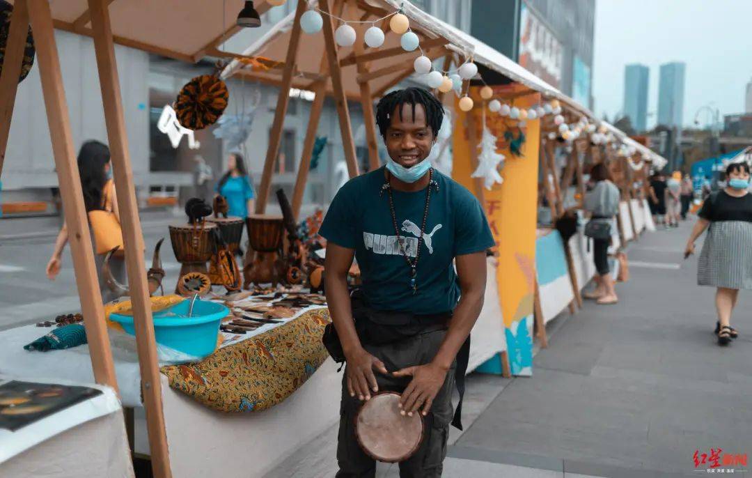 允许临时占道经营后,非洲打鼓小哥成都街头练摊