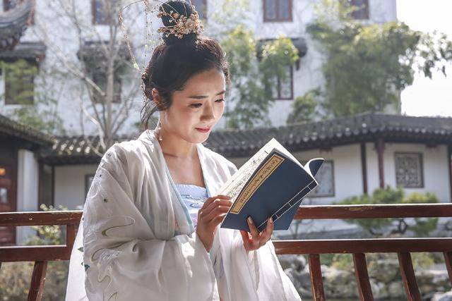 他是网文都市大神,《邻家》一书成名,《教师》一飞冲天_柳下挥