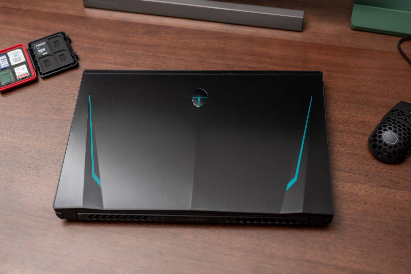 少见的166寸大屏游戏本雷神911绝地武士