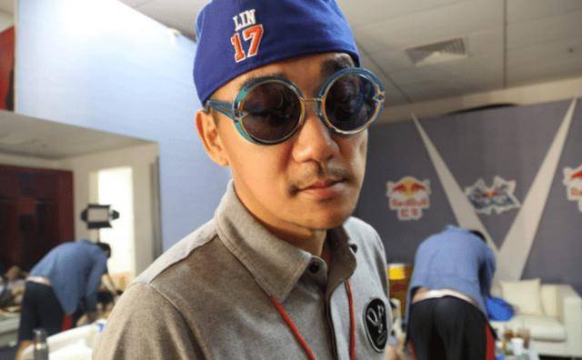 他曾骂哭过张韶涵,2次给陶喆打出0分,如今却混成了这样_金武林