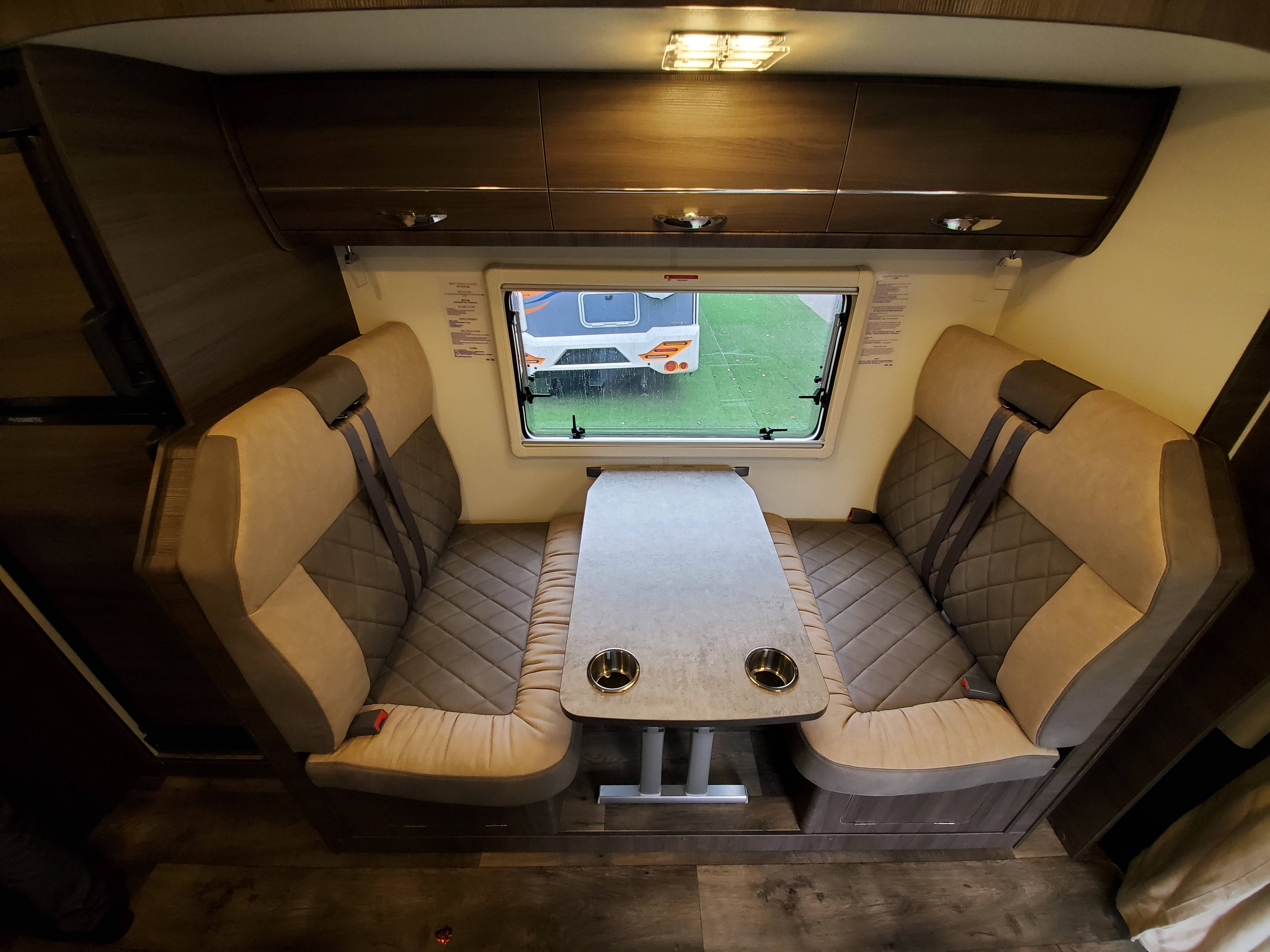 旌航最新2020款国产依维柯双拓展房车更大的空间更高的配置