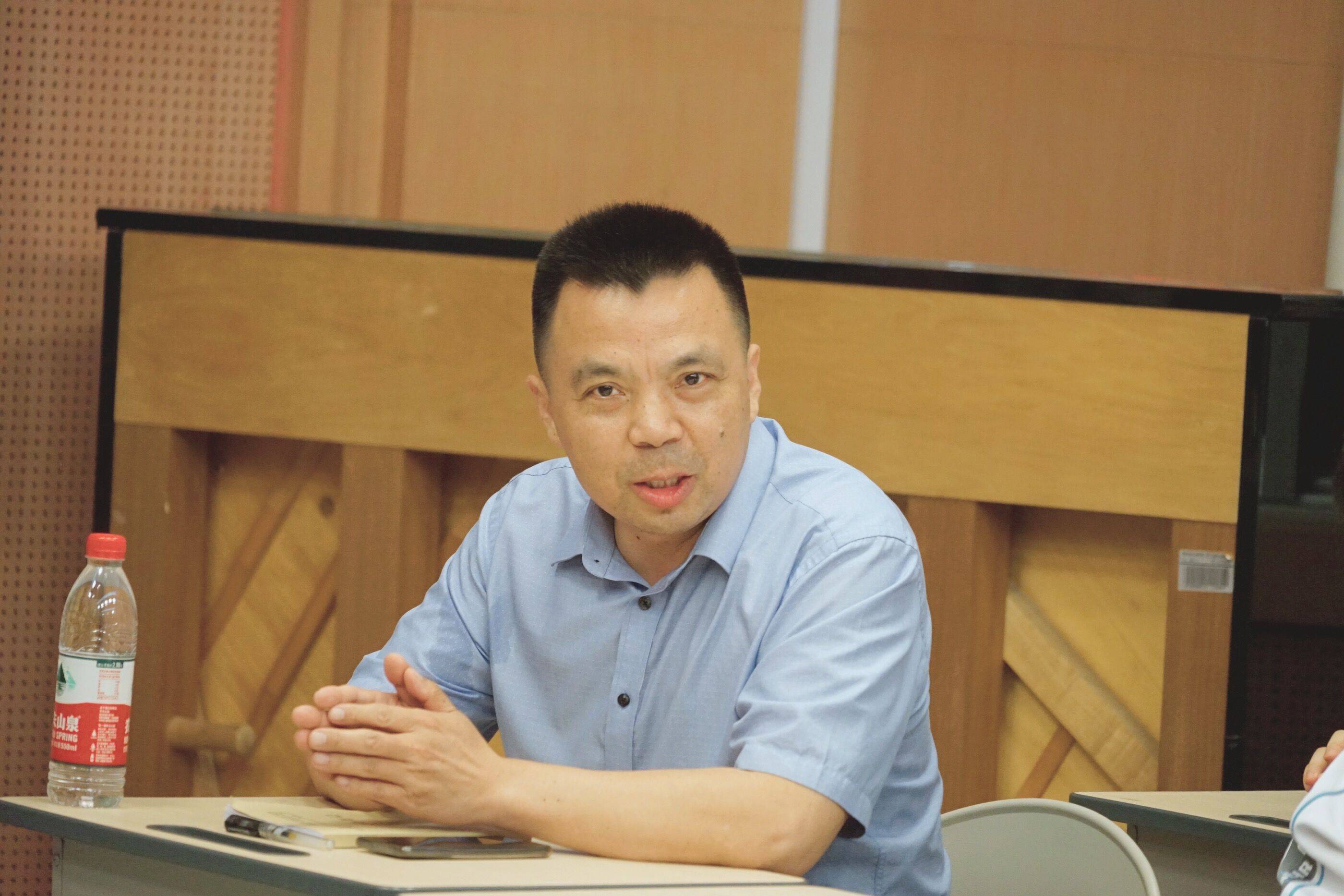 校长李健均主持座谈会