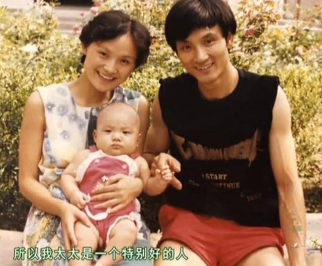 此前,杜玉明曾向媒体透露自己与"青梅竹马"的妻子张艳茹12岁时就相识