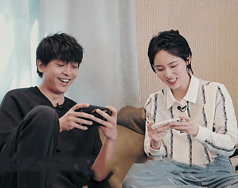 李佳航和成果组队打游戏时,谁注意到李晟的反应?