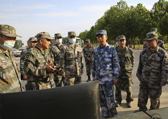 省軍區考評組在對驛城區部分鄉村青年民兵之家,民兵戰備器材庫,資料室