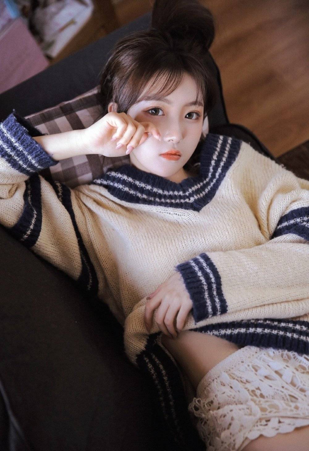 美图分享:毛衣衫的居家女孩_手机搜狐网