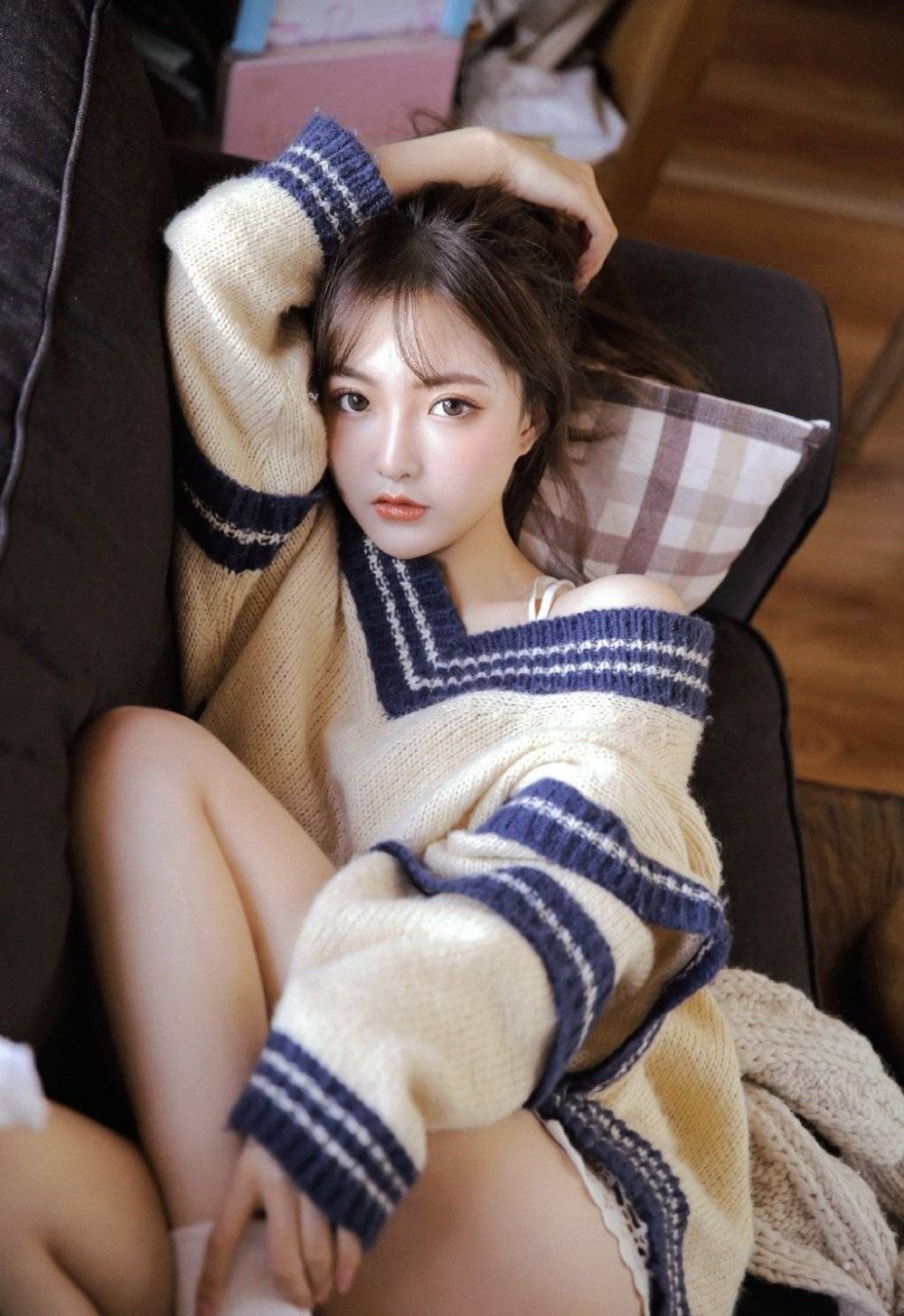 美图分享:毛衣衫的居家女孩