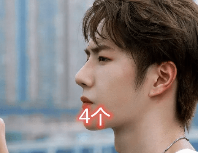 原创男星的耳洞有多少?