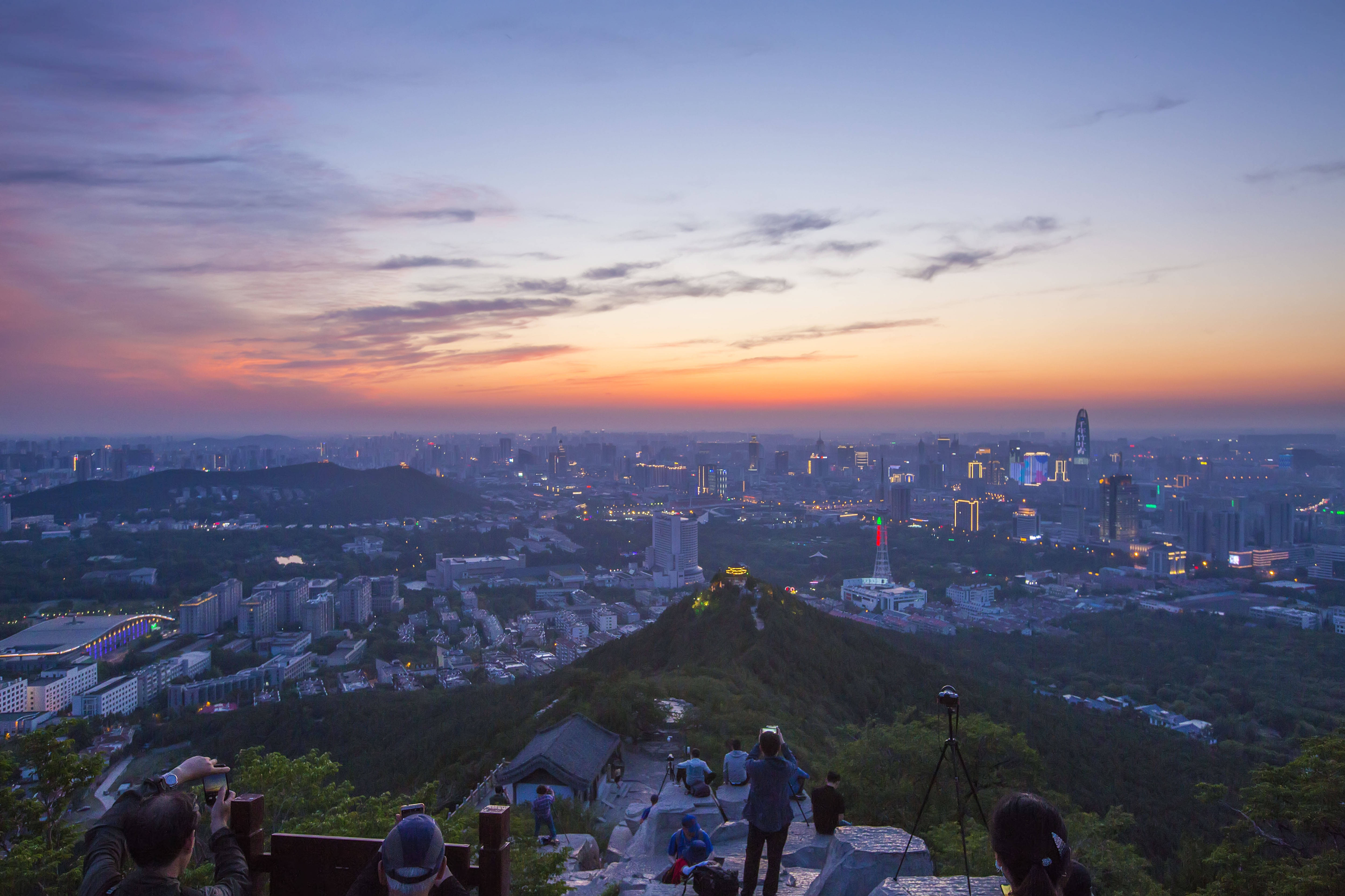 傍晚时分登顶济南千佛山