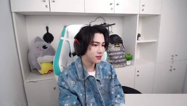 丁泽仁斗鱼首秀人气力压旭旭宝宝登顶热搜,仙狗组合笑爆全场