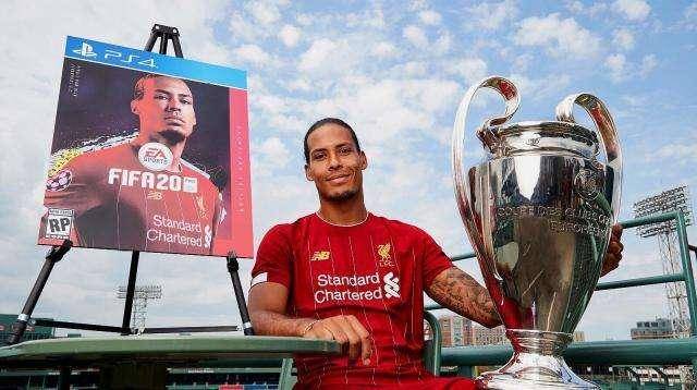 范戴克展示欧冠奖杯