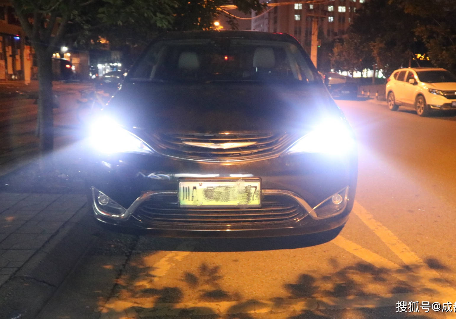 成都大捷龙改车灯,克莱斯勒新款大捷龙车灯改装激光led双光透镜