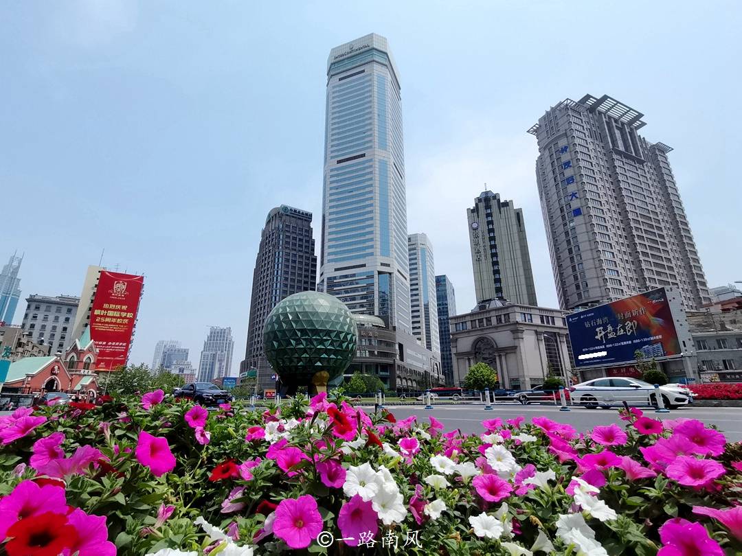 原创大连最迷你的广场,主要景观是颗117吨的球,很多游客把它错过