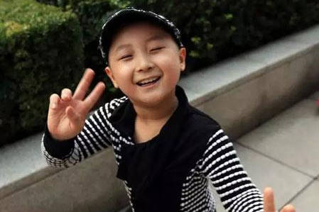同是"春晚童星",一个8岁因绝症去世,另一个却被母亲当众掌掴_邓鸣