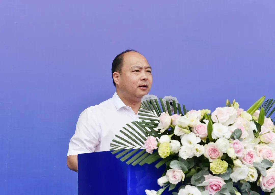 市委副书记,市长仲旭东宣读市轨道交通建设指挥部成立文件.