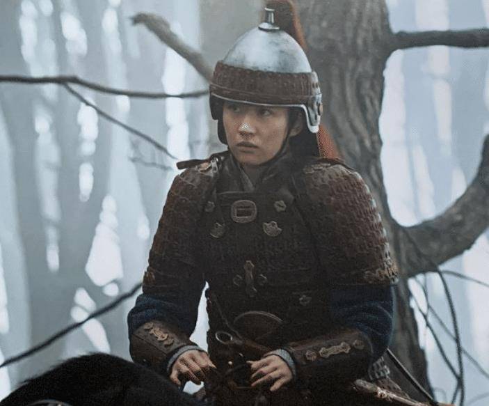 花木兰新剧照曝光穿上盔甲的刘亦菲英气十足粉丝好想看