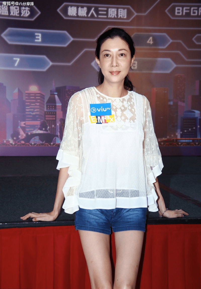 原创吴绮莉步入中年依旧风华绝代!白色蕾丝上衣搭配牛仔短裤清新减龄