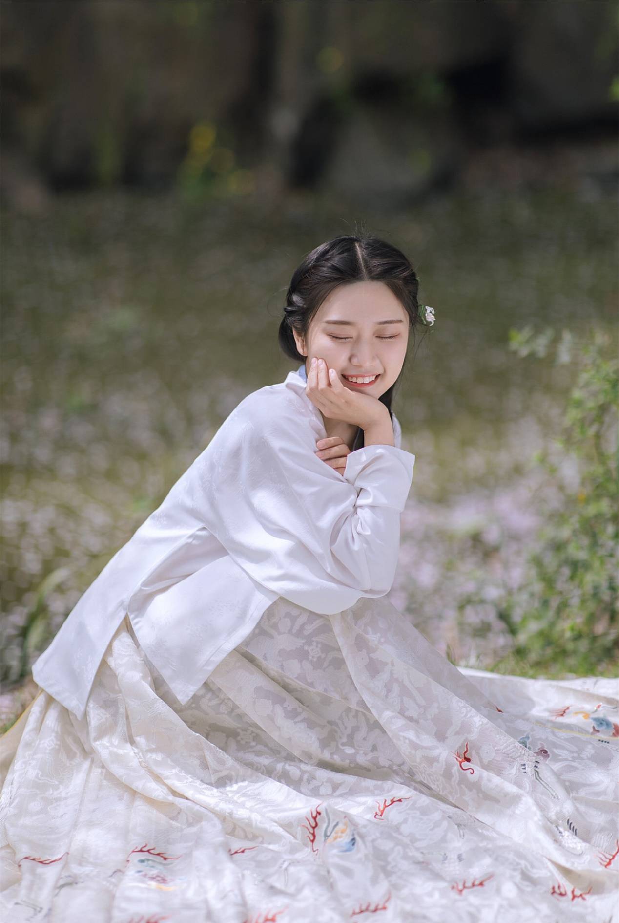 梨花树下的汉服小姐姐,浅色长裙素白衣衫,神似李子柒