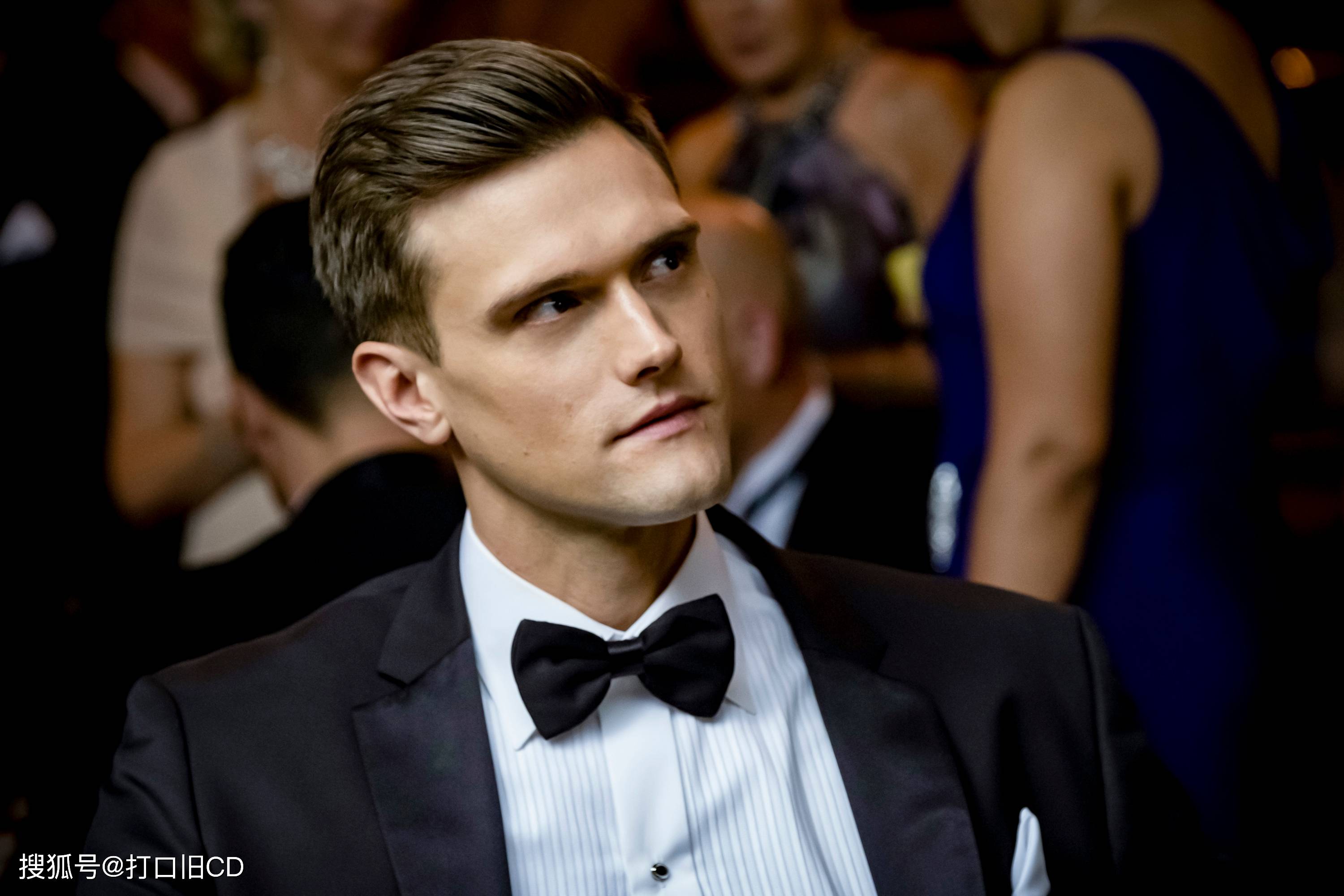 《闪电侠》中出演伸缩人拉尔夫·迪布尼一角,在《闪电侠》第五季,第六