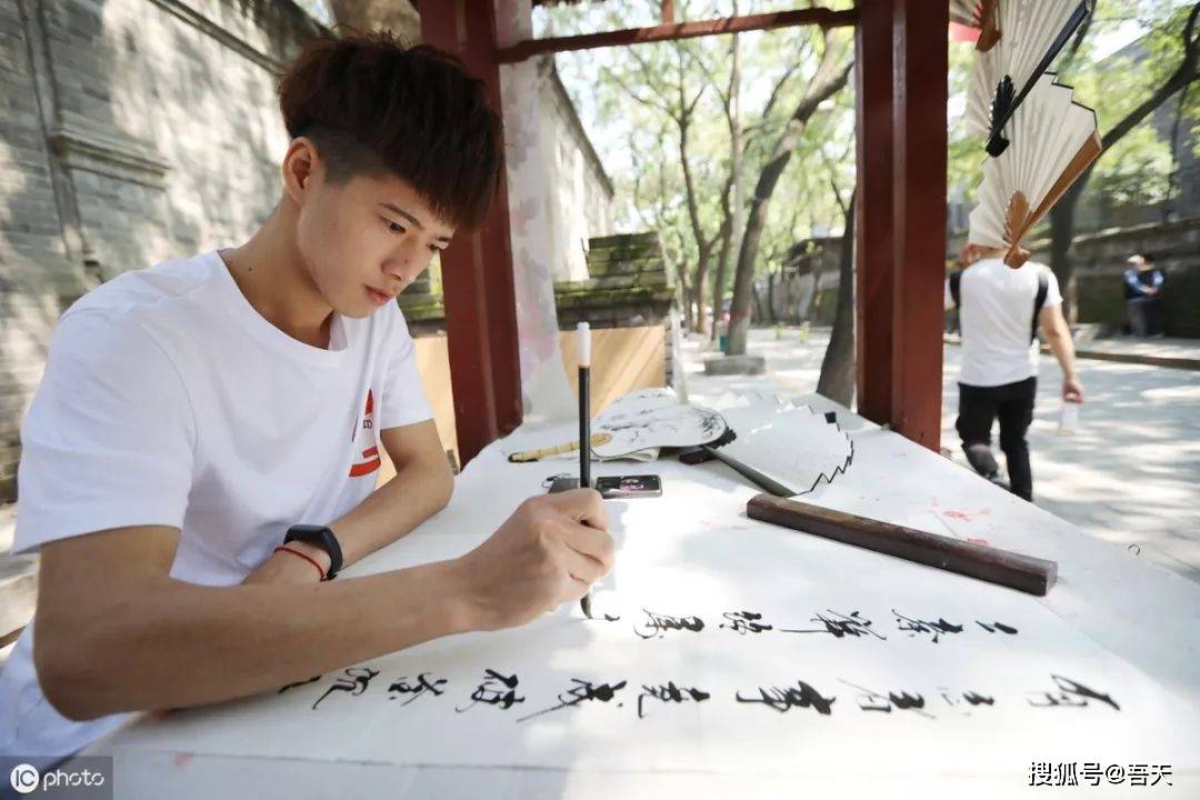 邓博文来自河南郑州,很小的时候他就开始学习书法,别看他年纪不大,学