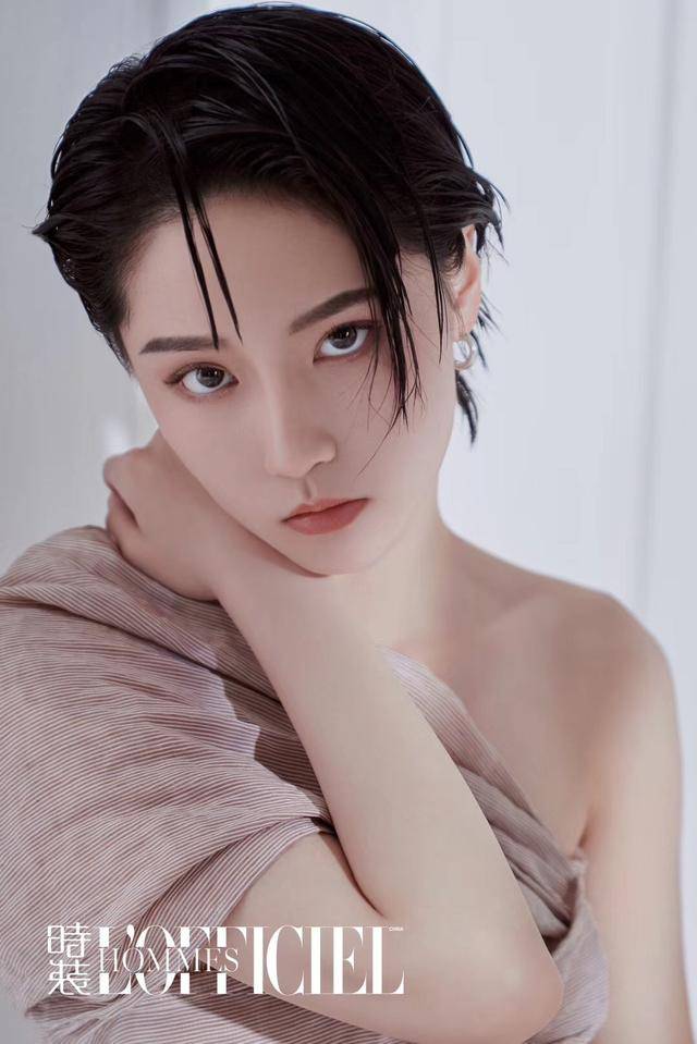 短发也能温柔可爱成果登杂志时装内页裙装造型女人味十足