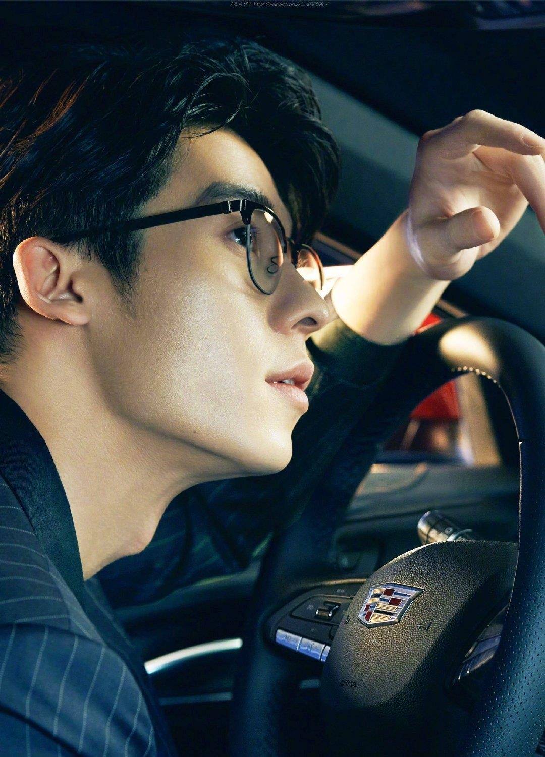 原创百变男神许光汉"眼镜杀"秀迷人气质,38岁铁拐李西装革履好帅