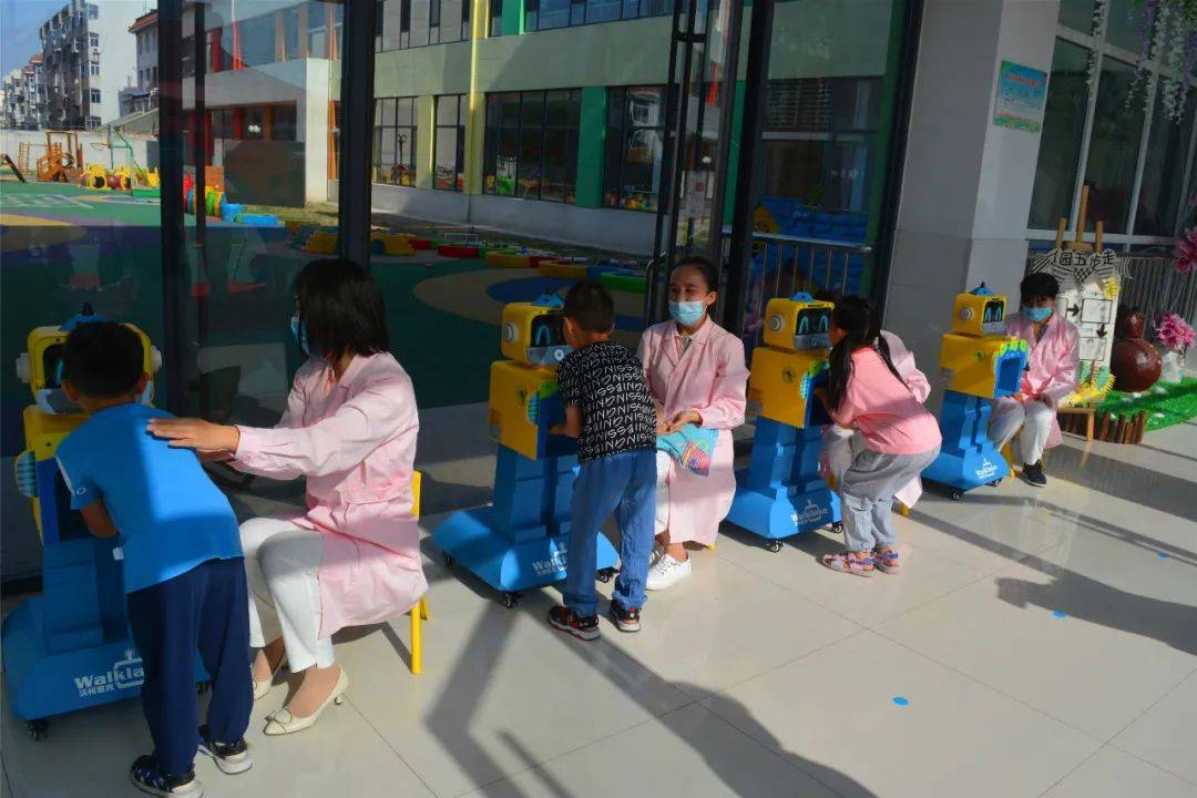 原创晨检机器人助力萌娃归来济阳区实验幼儿园开园活动纪实