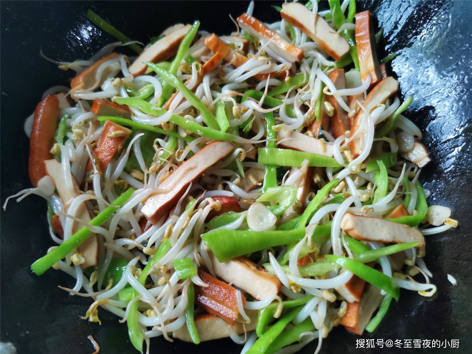 夏季家常快手小炒,香干这样搭配做,不放肉也一样好吃_绿豆芽