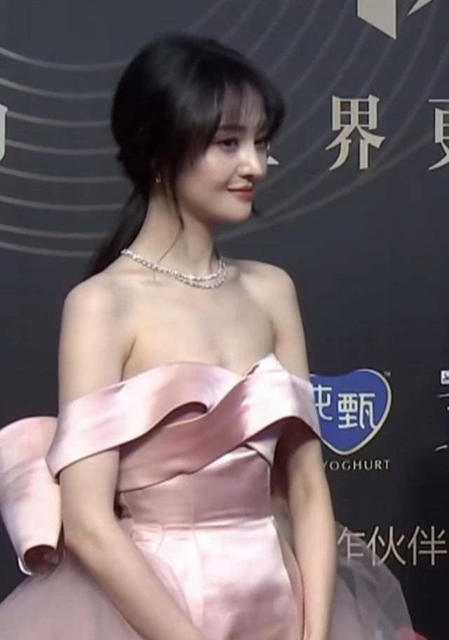 郑爽素颜大曝光,离开百万修图师,看清颜值:确定28岁?