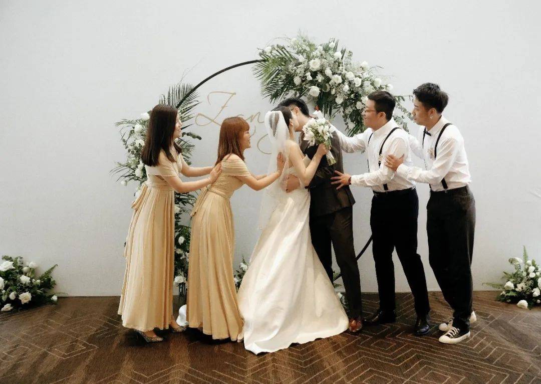 白色和绿色的婚礼最为经典的搭配简洁清新而不失高雅