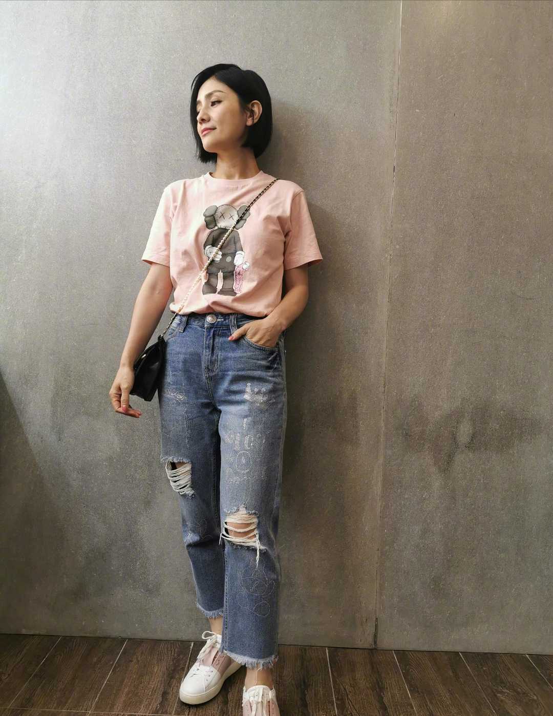 胡可44岁依然年轻貌美,穿白色衬衫搭配运动短裤走机场,减龄时髦