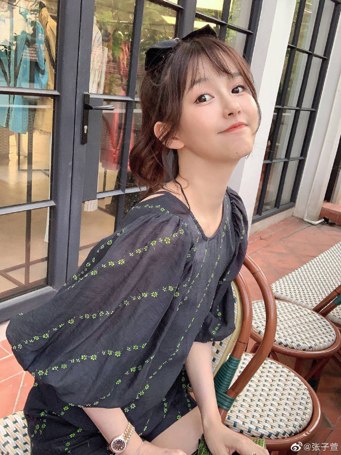 原创张子萱穿美衣秀细腰长腿扎高马尾留齐刘海变身可盐可甜美少女