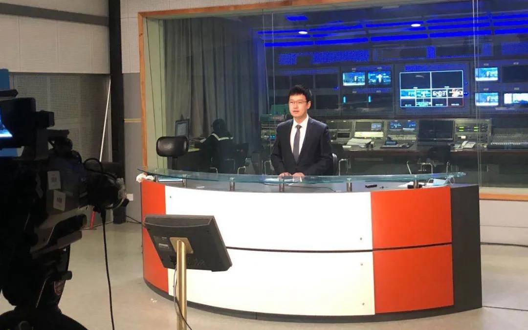 "小时候的陆天宇看着电视里风度翩翩的主持人就十分羡慕,主持梦在他