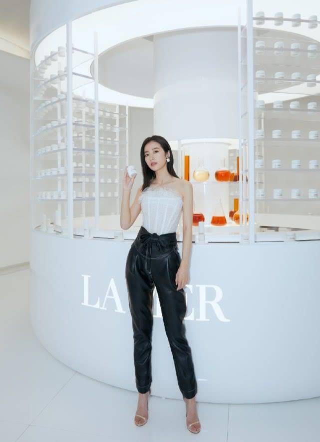 原创这是一条什么"神仙皮裤"?周雨彤穿上腿长了7公分,真心好看